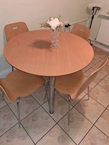 Lovely Kitchen table and 4 matching chairs