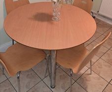 Lovely Kitchen table and 4 matching chairs