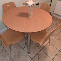 Lovely Kitchen table and 4 matching chairs