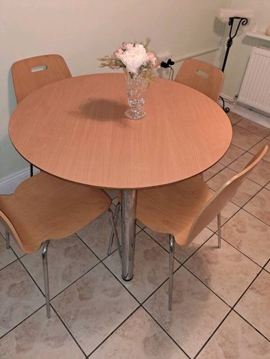 Lovely Kitchen table and 4 matching chairs
