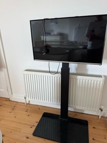 High Tv Floor Stand With 32" Samsung Smart Tv.