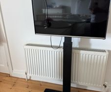 High Tv Floor Stand With 32" Samsung Smart Tv.