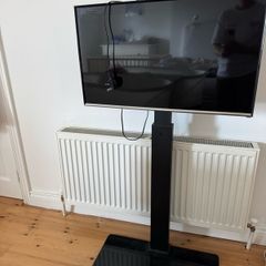 High Tv Floor Stand With 32" Samsung Smart Tv.