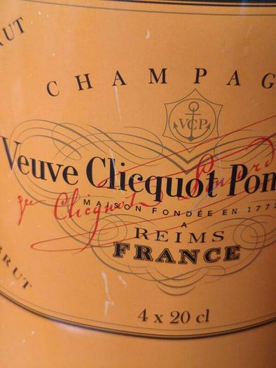 Rare collectable Veuve Clicquot champagne Paint tin collectable ice bucket with 4 unopened champagne bottle glasses