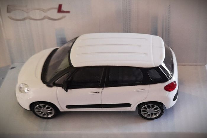 Diecast Model Fiat 500 L MPV 2012 White - Collectable Motorama 1:43