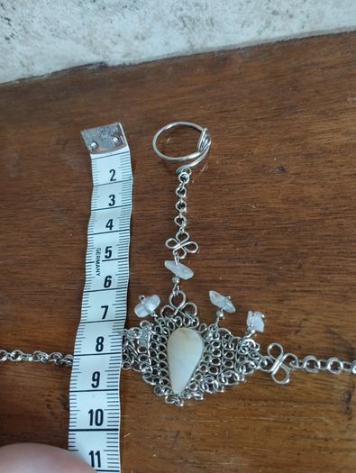 Bracelet-ring with rose quartz.