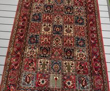 Fine Bakhtiari Persian Rug | Hand-Knotted Wool | 162 x 251 cm / 5'4" x 8'3"