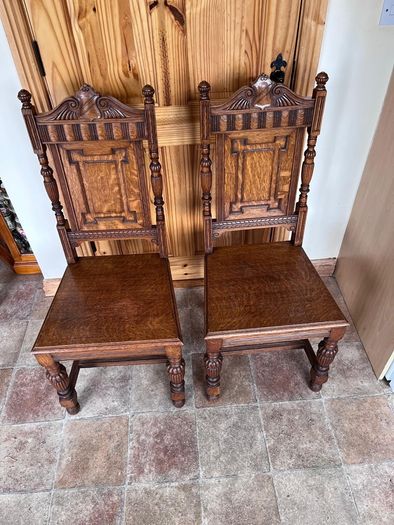 A charming pair of late Victorian carved oak Hall chairs richly modelled,  Cirka 1890's.