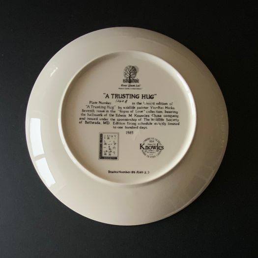 Knowles Fine China Wall Plate 1985 A Trusting Hug