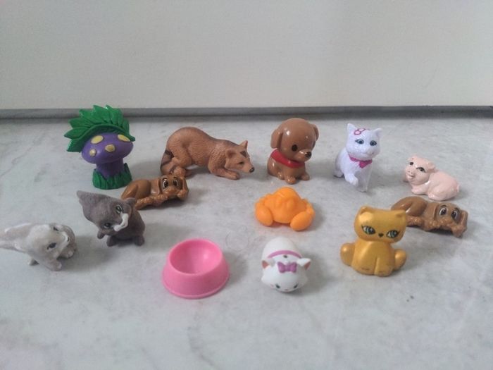 11 Animal figures and 2 accessories