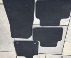 STILL AVAILABLE -volvo xc40 genuine mats..