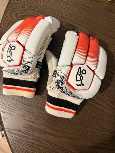 Left handed batting gloves kookaburra beast 5.1