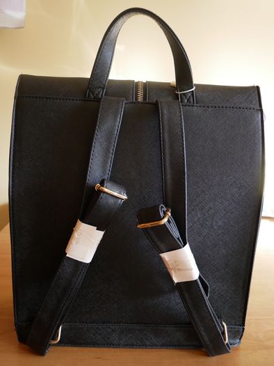 Ladies black synthetic bag.
