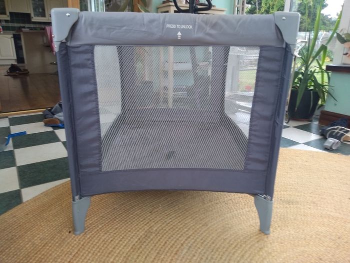 Baby travel cot