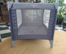 Baby travel cot