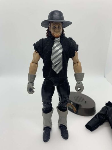 wwe elite Wrestlemania 34 The Undertaker with entrance greats clothing & stand action figure