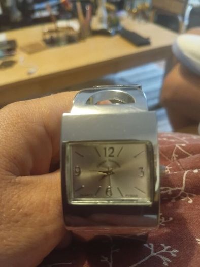 D&G QUARTS Georgio Valentian cuff watch with serial number good condition