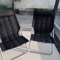 2 relaxing garden chairs