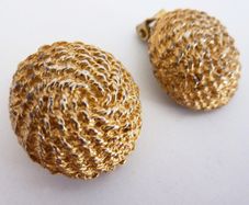 Fab large gold tone vintage earrings clip on