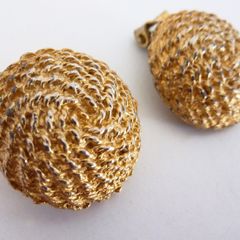 Fab large gold tone vintage earrings clip on