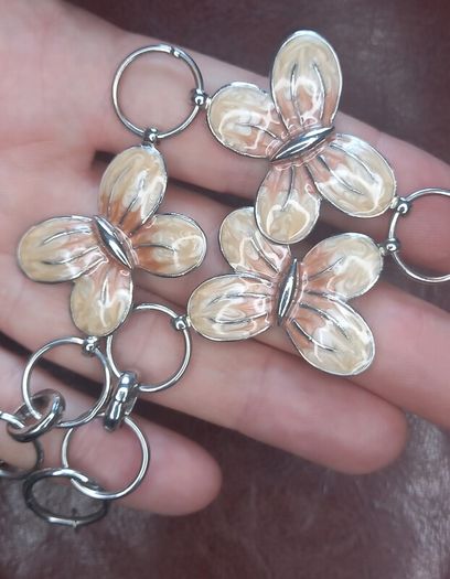 Vintage jewelry is sold individually for 5 to 10 euros