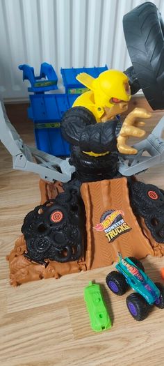 Hot Wheels Mega Wrex Vs Crushzilla Takedown