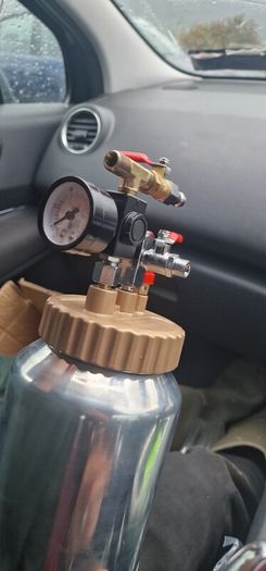 Paint spray gun with pot tank, a W-77 model nozzle.