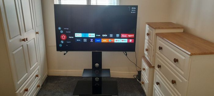 Smart TV 55" + TV Stand. Hitachi