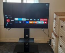 Smart TV 55" + TV Stand. Hitachi