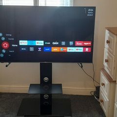 Smart TV 55" + TV Stand. Hitachi