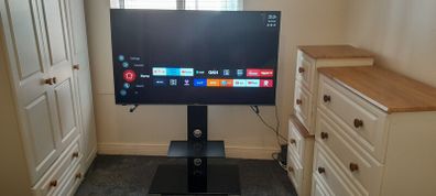 Smart TV 55" + TV Stand. Hitachi