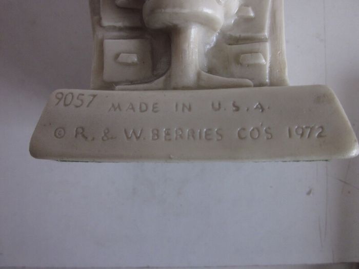 Vintage R & W Berries Cos Figurine Collectible Figure Statue - 1972
