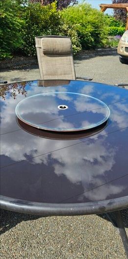 Garden furniture round table and 5 chairs.