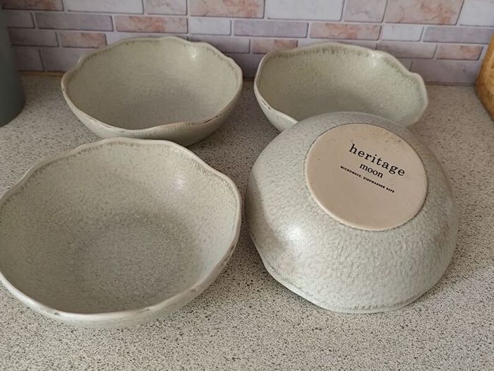4 Heritage Moon Stoneware Bowls  Scalloped Edge