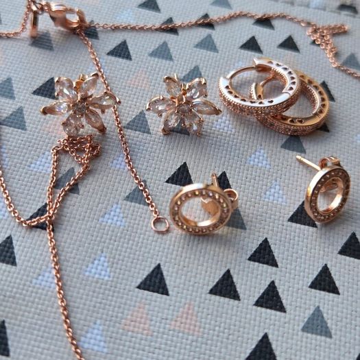Beautiful costume jewellery, rose gold like new
