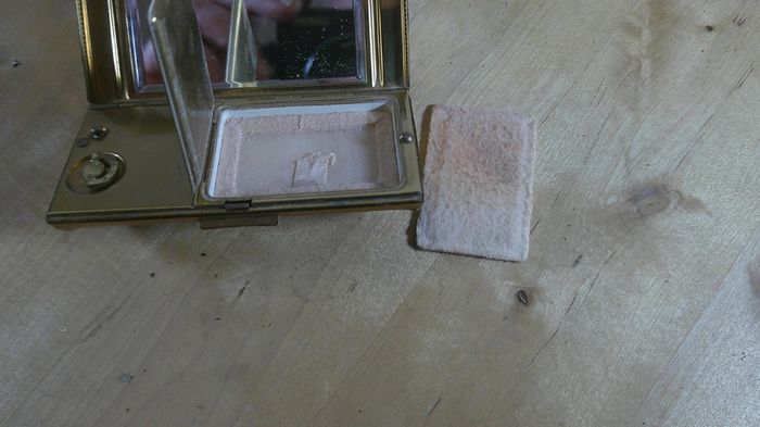 Vintage Kigu London Musical Powder Compact Gold Tone Engine Turned Music Box 1950s