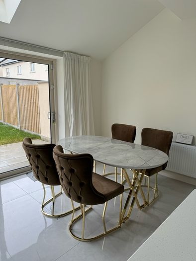Moving out Sale : Dining Table