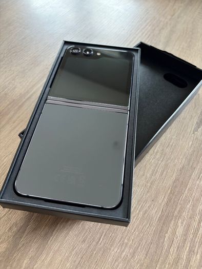 Samsung Galaxy Z Flip 5 256GB Dual SIM + eSIM | Mint Condition | Boxed