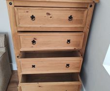 Oak chest of drawers