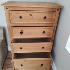 Oak chest of drawers