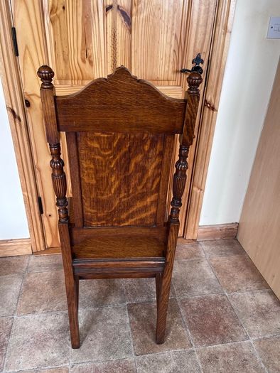 A charming pair of late Victorian carved oak Hall chairs richly modelled,  Cirka 1890's.