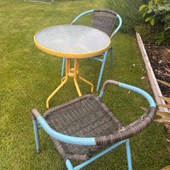 garden bistro table 2 chairs & garden ornament.