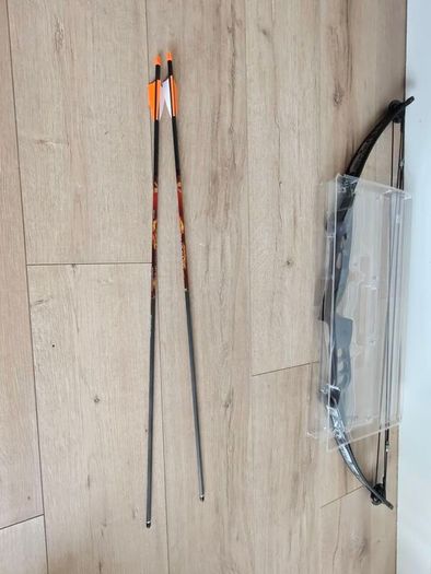 Compound bow + 2 arrows included