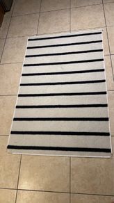 White/black stripes rug