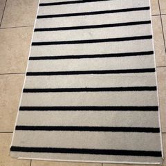 White/black stripes rug