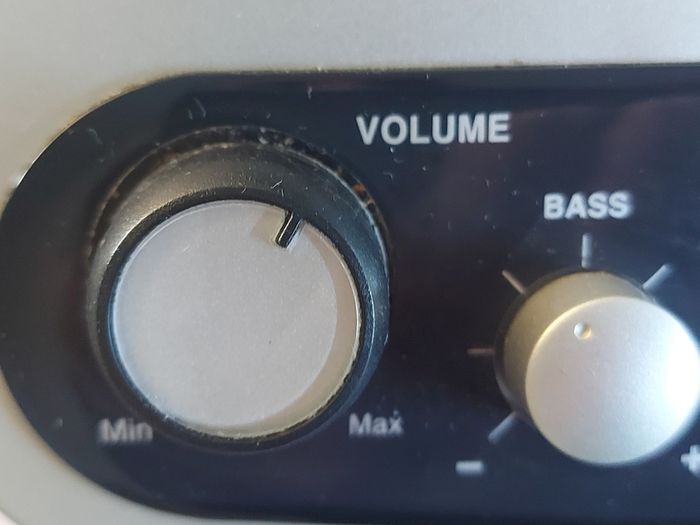 ROBERTS Classic 928, 3 Band Portable Radio with 4 FM Station Presets, Excellent condition, works perfect