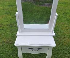 Children's room Table, mirror & box