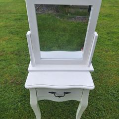 Children's room Table, mirror & box