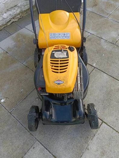 McCullogh Push lawnmower with Briggs and Stratton 450 series  engine in excellent working condition which starts the first pull. Original grass bag included.
