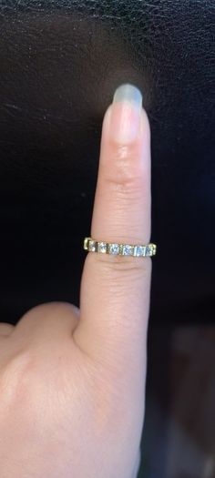 Beautiful Diamond-like ring in Gold colour